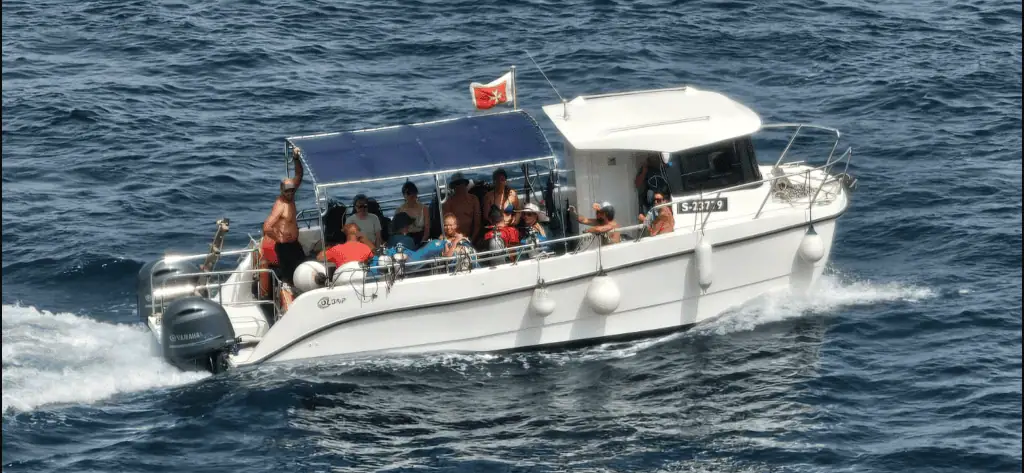 Group in boat diving in Malta and Gozo